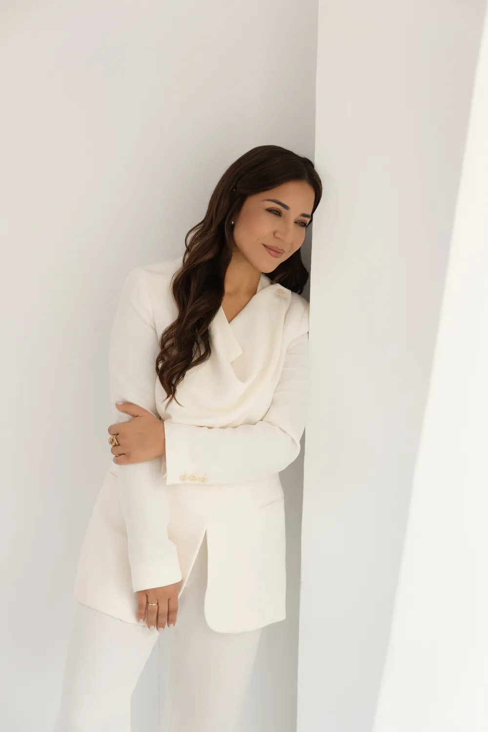 Alicia Peña Humada con traje blanco
