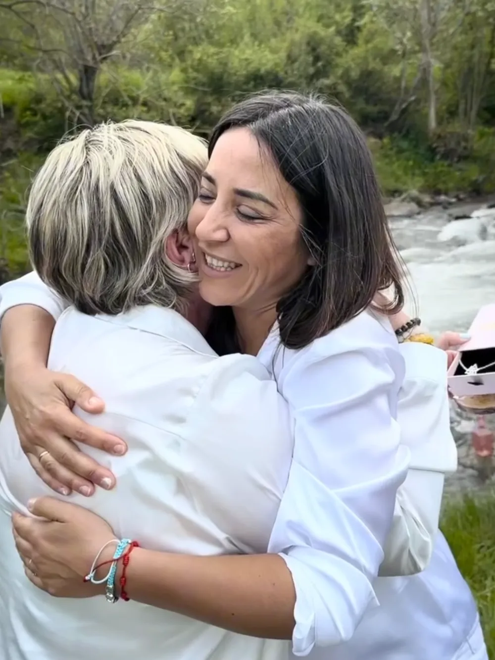 Alicia abrazando a una alumna